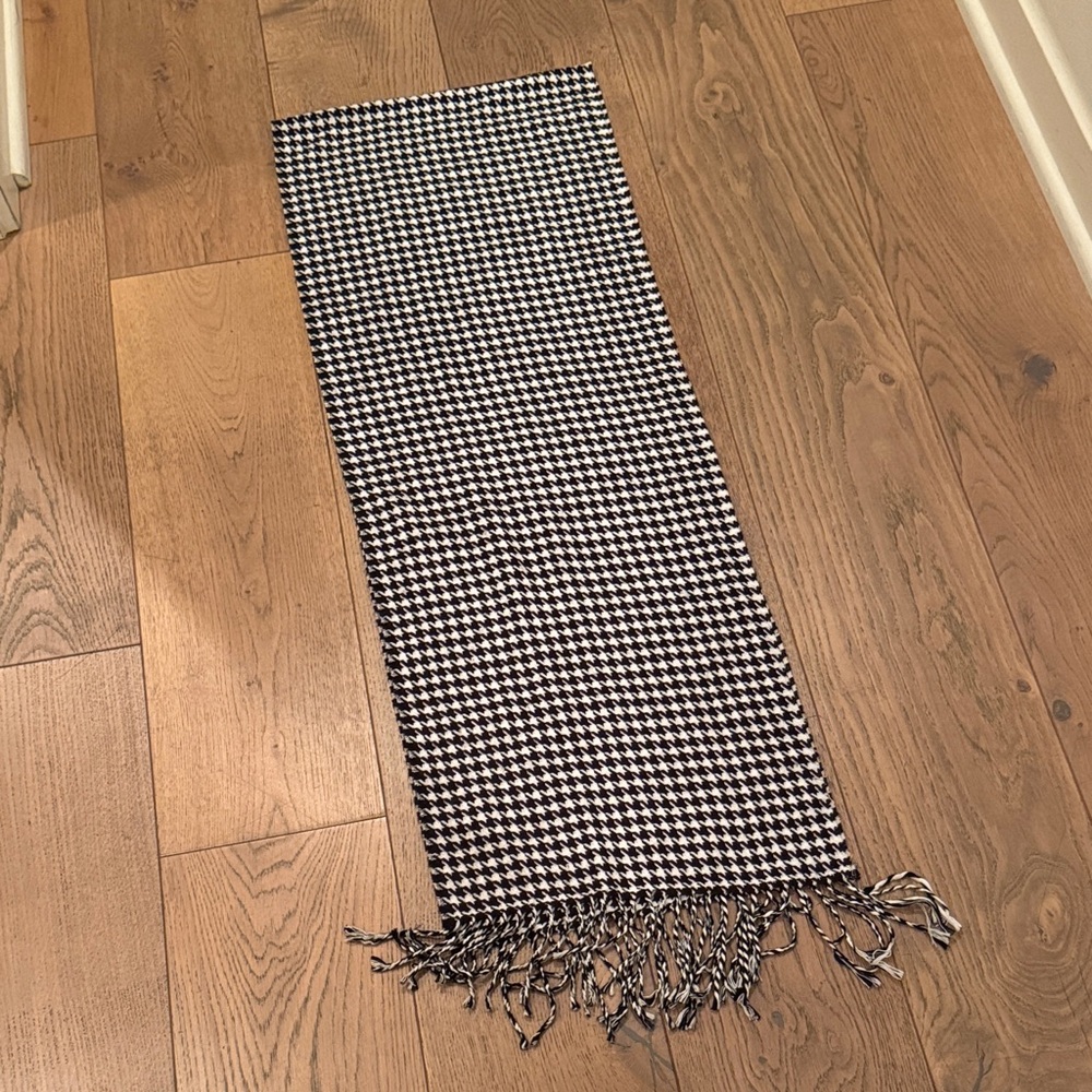 Classic Black and White Houndstooth Scarf - EUC